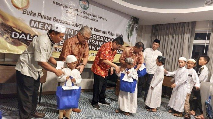 Pengurus Gapki Kalsel menyerahkan bingkisan dan santunan kepada Anak Yatim, di Hotel Harper Banjarmasin, Senin (25/3/2024)