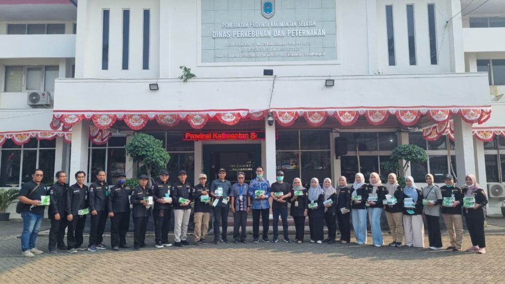 Peduli Kabut Asap, GAPKI Kalsel dan Disbunnak Bagikan Masker Gratis untuk Masyarakat